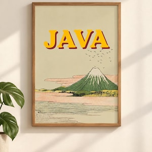 Op de afbeelding: Een ingelijste kunstdruk met het woord JAVA in dikke gele letters met een donkerrode omlijning. De illustratie toont een groene berg met een besneeuwde top, roze wolken en een zwerm vogels boven een getextureerd landschap.