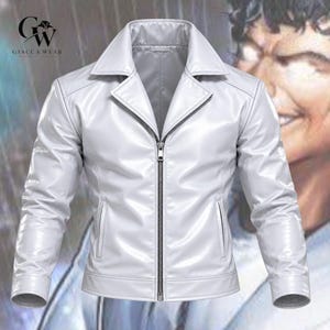 Peut inclure: Une veste en similicuir blanc dotée d'un large col à revers, de manches longues avec poignets et d'une fermeture éclair centrale en métal argenté. La veste comprend deux poches zippées verticales et le texte GW GIACCA WEAR.