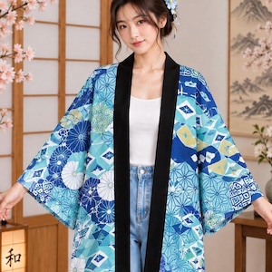 Peut inclure: Une veste kimono ouverte bleue et blanche avec un motif géométrique et floral et un col noir uni. Le vêtement présente des manches larges et amples ainsi qu'un ourlet droit, affichant un mélange de bleu clair, bleu foncé et blanc.