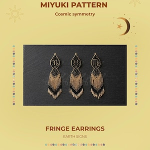 Può includere: Tre orecchini a frange con perline raffiguranti i segni zodiacali Capricorno, Toro e Vergine. Il design utilizza perline nere e dorate in un motivo geometrico con lunghe frange. Testo: MIYUKI PATTERN, Cosmic symmetry, FRINGE EARRINGS, EARTH SIGNS, PDF DIGITAL DOWNLOAD.