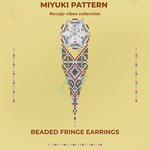 Può includere: Un modello digitale per orecchini con frange di perline caratterizzato da una parte superiore circolare e un design geometrico multicolore. Il testo recita MIYUKI PATTERN, Navajo vibes collection, BEADED FRINGE EARRINGS e PDF DIGITAL DOWNLOAD su sfondo giallo.