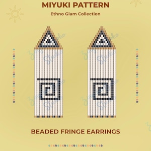 Può includere: Un modello digitale per orecchini a frange di perline intitolato MIYUKI PATTERN Ethno Glam Collection. Il design mostra due orecchini identici con parte superiore triangolare, perline verticali bianche e un motivo quadrato a spirale nero.