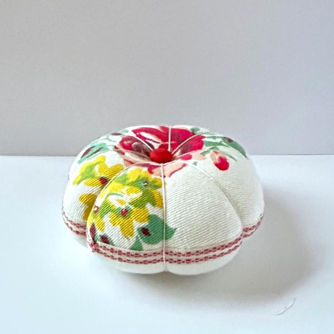 Pelote d'épingles faite main recyclée à partir d'une nappe vintage - Grande taille 4,5 pouces