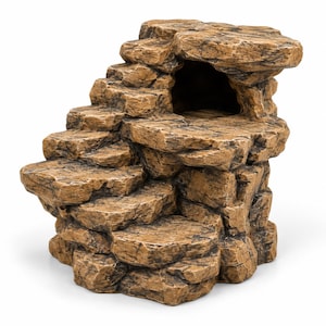 Può includere: Una struttura simile a una roccia color marrone chiaro e scuro, caratterizzata da una serie di gradini impilati con sommità piatta che conducono a una piccola apertura di grotta scura e cava in cima, con una superficie stratificata.