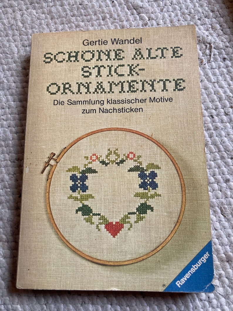 divers livrets avec instructions de broderie 3