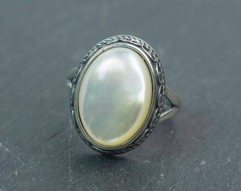 mother of pearl ring, white shell jewelry ring, oval shell jewelry, sterling silver ring, MOP rings, luster shell jewelry