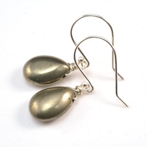gouden pyrietdruppeloorbellen, bronzen briolette hangoorbellen, sterlingzilveren oorhaakjes, handgemaakte edelsteensieraden, kralenoorbellen