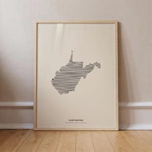 Puede incluir: Una lámina enmarcada con un mapa de líneas negras de West Virginia sobre un fondo crema. El mapa está compuesto por líneas horizontales con una pequeña estrella que marca una ubicación. El texto dice HUNTINGTON y WEST VIRGINIA.