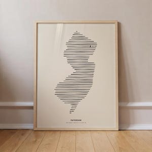 Puede incluir: Una lámina enmarcada con un mapa de Nueva Jersey hecho de líneas negras horizontales sobre un fondo crema. Una pequeña estrella negra marca una ubicación y el texto PATERSON aparece impreso debajo junto con sus coordenadas.