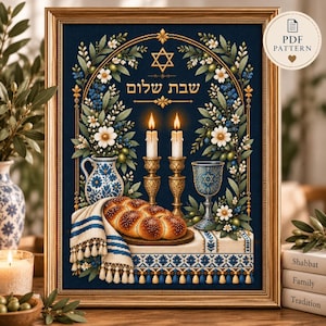 Peut inclure: Un modèle de point de croix encadré sur fond bleu marine avec une étoile de David, du texte hébreu, deux bougies allumées, une miche de pain challah sur un tissu, une cruche bleue et blanche et une coupe de kiddouch, entourés de fleurs.
