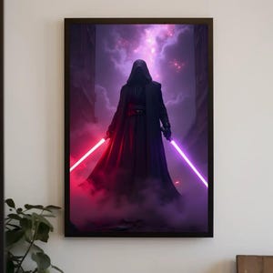 Op de afbeelding: Een ingelijste muurkunstprint met een figuur met capuchon in een zwarte mantel in een donkere, mistige omgeving. Het figuur houdt een gloeiend rood lichtzwaard in de ene hand en een gloeiend paars lichtzwaard in de andere, tegen een paarse lucht.