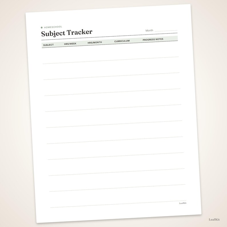 Może przedstawiać: Biała strona do druku służąca do śledzenia przedmiot&oacute;w w nauczaniu domowym z czarnym tekstem. Nagł&oacute;wek zawiera Homeschool Subject Tracker oraz Month. Kolumny obejmują Subject, Hrs/Week, Hrs/Month, Curriculum oraz Progress Notes.