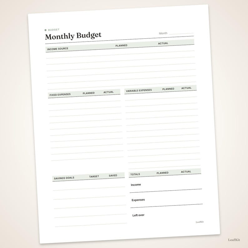 Op de afbeelding: Een wit maandbudget-plannerblad met zwarte tekst en lichtgroene koppen. Secties bevatten inkomstenbron, vaste lasten, variabele uitgaven, spaardoelen en totalen voor inkomen, uitgaven en overgebleven bedrag. Het woord LeafKit staat onderaan.