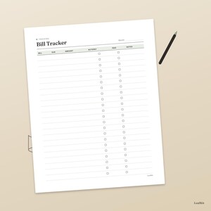 Op de afbeelding: Een wit papieren factuurvolgblad met zwarte tekst en lijnen. De koptekst luidt Bill Tracker en bevat kolommen voor Bill, Due, Amount, Autopay, Paid en Notes. Er zijn rijen met selectievakjes voor het bijhouden van betalingen en een zwarte pen.