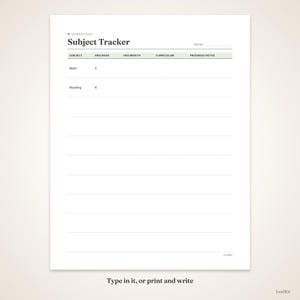 Może przedstawiać: Biała strona do druku służąca do śledzenia przedmiot&oacute;w w nauczaniu domowym z czarnym tekstem. Nagł&oacute;wek zawiera Homeschool Subject Tracker oraz Month. Kolumny obejmują Subject, Hrs/Week, Hrs/Month, Curriculum oraz Progress Notes.