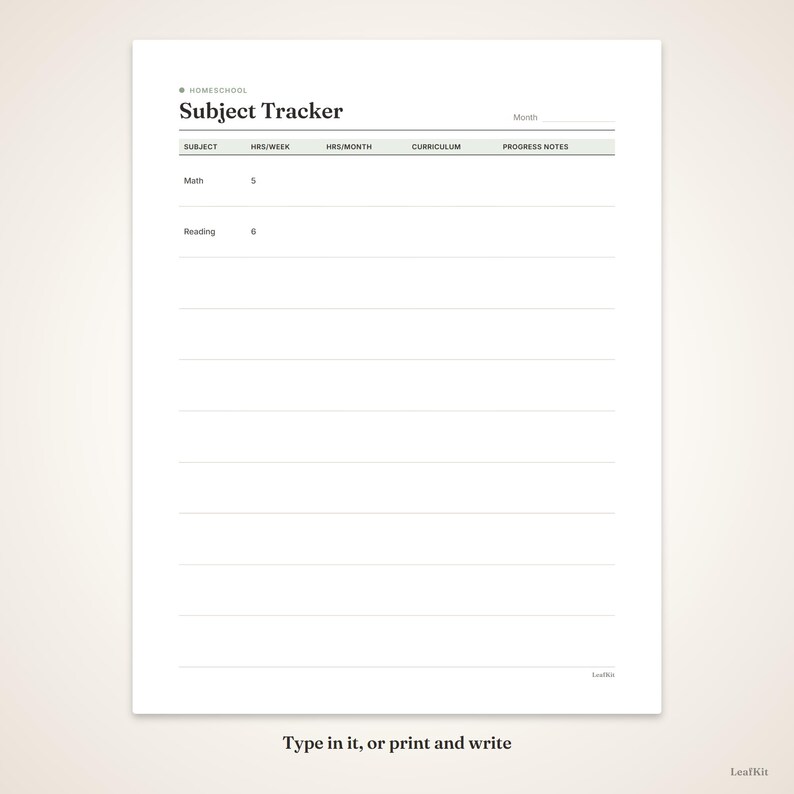 Może przedstawiać: Biała strona do druku służąca do śledzenia przedmiot&oacute;w w nauczaniu domowym z czarnym tekstem. Nagł&oacute;wek zawiera Homeschool Subject Tracker oraz Month. Kolumny obejmują Subject, Hrs/Week, Hrs/Month, Curriculum oraz Progress Notes.