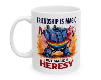 Könnte beinhalten: Ein weißer Keramikbecher mit einer Grafik eines blauen gepanzerten Roboters, der ein rosa Pony mit einem Regenbogen hält. Der Text lautet oben FRIENDSHIP IS MAGIC und unten BUT MAGIC IS HERESY in fetter blauer beziehungsweise roter Schrift.