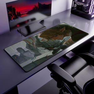Peut inclure: Un tapis de bureau rectangulaire présentant une illustration détaillée d'un personnage blond aux oreilles pointues regardant une silhouette sombre et blindée aux yeux rouges brillants, avec deux petits robots gris aux lumières orange.