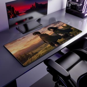 Könnte beinhalten: Eine rechteckige Schreibtischunterlage mit einer aufgedruckten Anime-Illustration von zwei Figuren, die bei Sonnenuntergang auf einem grasbewachsenen Feld stehen. Die Szene zeigt einen warmen orange-gelben Himmel über einer Landschaft mit Bäumen und einer Mauer.