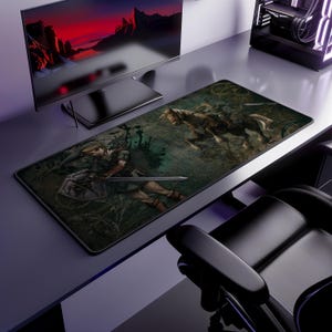 Peut inclure: Un tapis de bureau rectangulaire présentant une illustration sombre et détaillée d'un personnage en tunique verte tenant une épée et un bouclier, aux côtés d'un cavalier sur un cheval. L'œuvre utilise des tons sourds de vert, brun et noir.