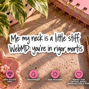 以下が含まれることがあります： 黒の手書き風テキストで「Me: my neck is a little stiff WebMD: you're in rigor mortis」と書かれた白いビニールステッカー。ステッカーはダイカット形状で、きれいな白い縁取りが施されており、様々な滑らかな表面に貼ることができるデザインです。
