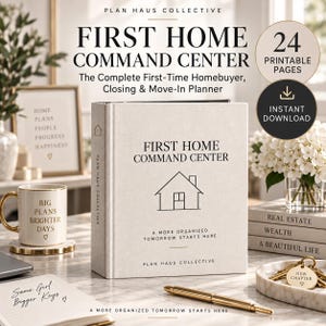 Può includere: Un'agenda con copertina rigida beige intitolata First Home Command Center con un'icona a forma di casa, che riporta il testo A More Organized Tomorrow Starts Here. La copertina include il marchio Plan Haus Collective e un dorso con icona.