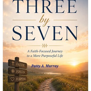 Puede incluir: Una portada de libro titulada Three by Seven: A Faith-Focused Journey to a More Purposeful Life de Patty A. Murray. La portada muestra un poste de madera con tres flechas etiquetadas como Faith, Focus y Purpose, junto a un camino de piedra al atardecer.