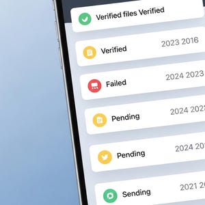 Puede incluir: Una pantalla de smartphone que muestra una interfaz History Liist con una lista de actualizaciones de estado. Las entradas incluyen Verified files, Verified, Failed, Pending y Sending, cada una con iconos espec&iacute;ficos y fechas.