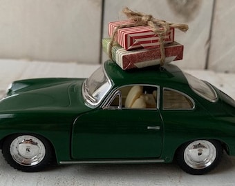 Sapin de Noël Porsche vintage, voiture de sapin de Noël, voiture de Noël rouge, décoration de Noël à la ferme, voiture de ferme rouge, décoration de Noël