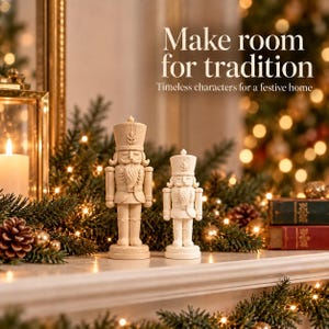 Peut inclure: Deux figurines casse-noisette en bois de couleur claire posées sur une surface. Le casse-noisette le plus grand est à gauche et le plus petit à droite. Le texte "Make room for tradition" et "Timeless characters for a festive home" est visible.
