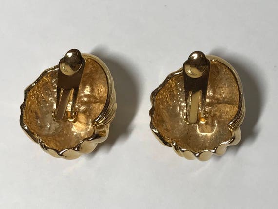 Vintage gold tone clip on wrap earrings - image 5