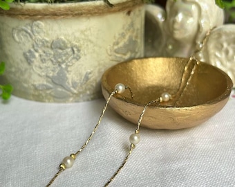 Beautiful dainty Vintage Napier gold tone and faux pearl necklace