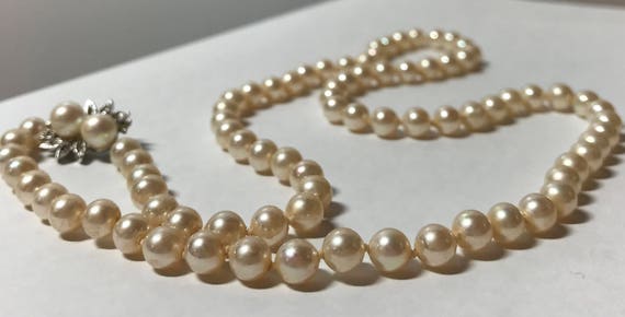 Vintage faux pearl necklace with decorative clasp - image 3