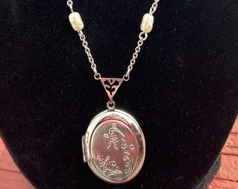 Gorgeous Avon Silver Tone Locket with Frshwater Pearls 17” long