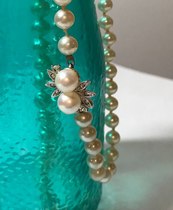Vintage faux pearl necklace with decorative clasp - image 1