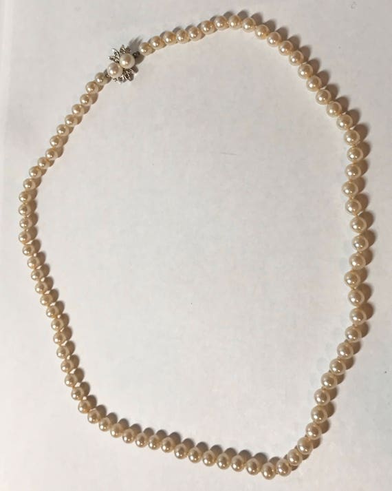 Vintage faux pearl necklace with decorative clasp - image 5