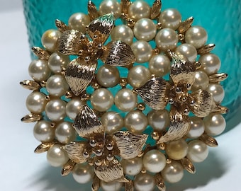 Vintage beautiful Usner pearl gold tone brooch