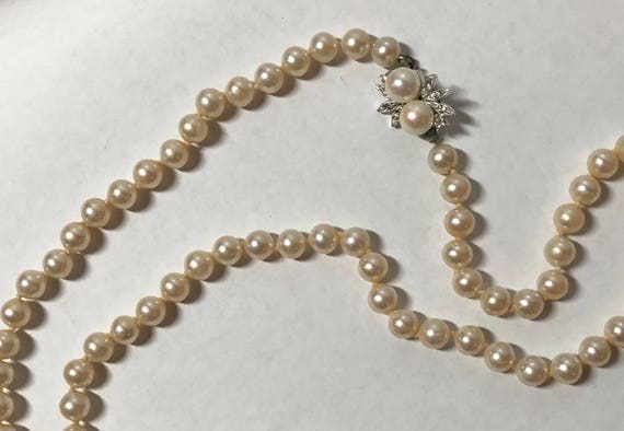 Vintage faux pearl necklace with decorative clasp - image 2