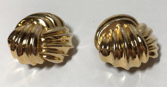 Vintage gold tone clip on wrap earrings - image 3