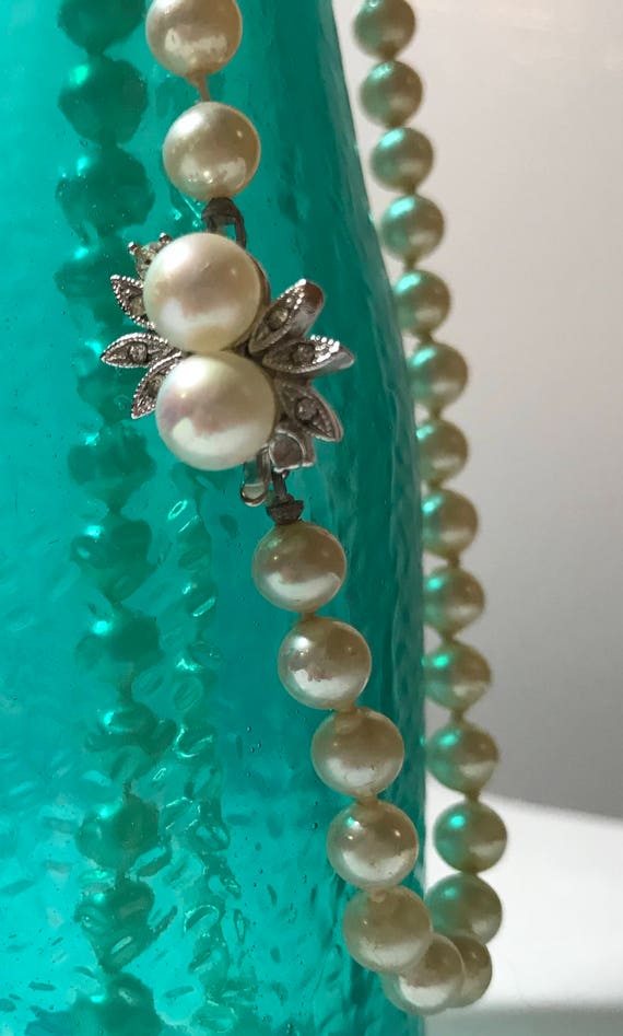 Vintage faux pearl necklace with decorative clasp - image 4