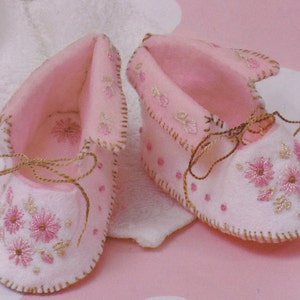 BABY booties felt with hand embroidery PDF pattern & instructions hand embroidered felt baby shoes bootees marshmallow booties by TAETIA