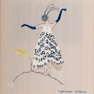 Könnte beinhalten: Ein gesticktes Kunstwerk, das eine Frau in einem Kleid mit einem Schmetterlingsflügelmuster zeigt. Die Frau steht auf einem Ast mit einem Blatt. Der Text "hypercompe scribonia" steht am unteren Rand des Kunstwerks.