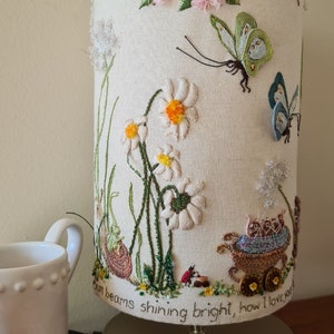 Panneau d'abat-jour Sunbeams brodé à la main et instructions : décoration pour chambre d'enfant, panneau imprimé SUNBEAMS, instructions sur papier