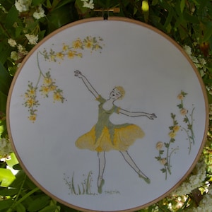 Hand Embroidery hoop art pattern ballerina. Ballerina design. Ballerina embroidery. Dancer embroidery design