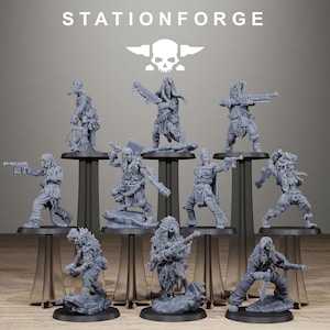 Op de afbeelding: Een collectie van tien grijze hars miniatuurfiguren van StationForge, elk dynamisch gepositioneerd op een zwarte ronde basis. De figuren tonen diverse personages uitgerust met futuristische wapens, waaronder geweren en pistolen, met gedetailleerde textuurkleding.