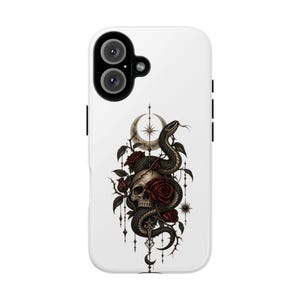 Peut inclure: Une coque de smartphone blanche ornée d'une illustration détaillée d'un crâne humain entrelacé d'un serpent sombre et de roses rouge foncé. Au-dessus du crâne se trouve un croissant de lune avec une étoile centrale et des éléments décoratifs.