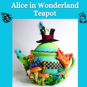Op de afbeelding: Een groene theepot versierd met Alice in Wonderland-karakters en objecten. De theepot heeft een Mad Hatter-hoed op de bovenkant, een geruit lint rond het midden en een vosgezicht aan de zijkant. De theepot is omringd door paddenstoelen, bloemen en andere grillige details.