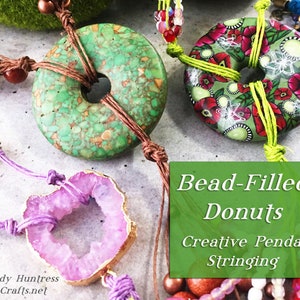 以下が含まれることがあります： 4つの異なるビーズで満たされたドーナツペンダントのクローズアップ。それぞれユニークなデザインと色をしています。ペンダントはビーズと結び目でコードに結ばれています。テキスト「Bead-Filled Donuts Creative Pendant Stringing」は緑色の背景に表示されています。