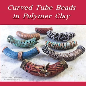 Puede incluir: Una colección de ocho cuentas tubulares curvas hechas de arcilla polimérica. Las cuentas son de varios colores y patrones, incluyendo cobre, azul, verde, rojo y marrón. Algunas cuentas tienen una superficie texturizada, mientras que otras tienen una superficie lisa. Las cuentas están dispuestas en un semicírculo sobre una superficie gris claro.