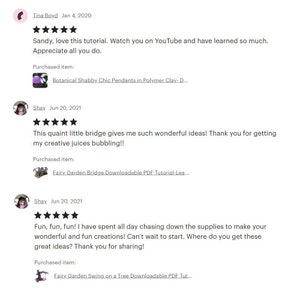 Puede incluir: Tres rese&ntilde;as de clientes de Etsy con cinco estrellas. Las rese&ntilde;as destacan la calidad de los tutoriales PDF descargables para manualidades de jard&iacute;n de hadas. La primera rese&ntilde;a menciona un tutorial para colgantes de arcilla polim&eacute;rica, la segunda para un puente de jard&iacute;n de hadas y la tercera para un columpio de jard&iacute;n de hadas.